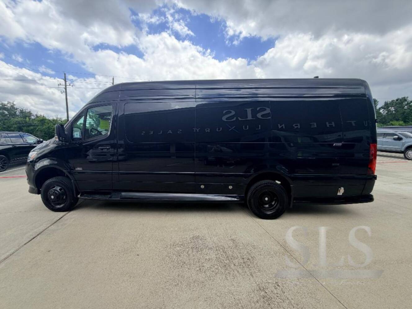 A photo of this 2026 Midwest Automotive Designs Luxe Cruiser D6