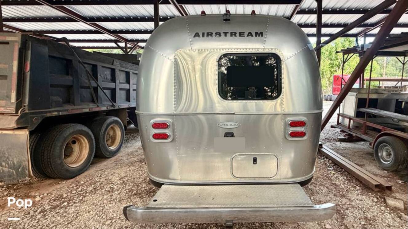 A photo of this 2017 Airstream Flying Cloud 23D