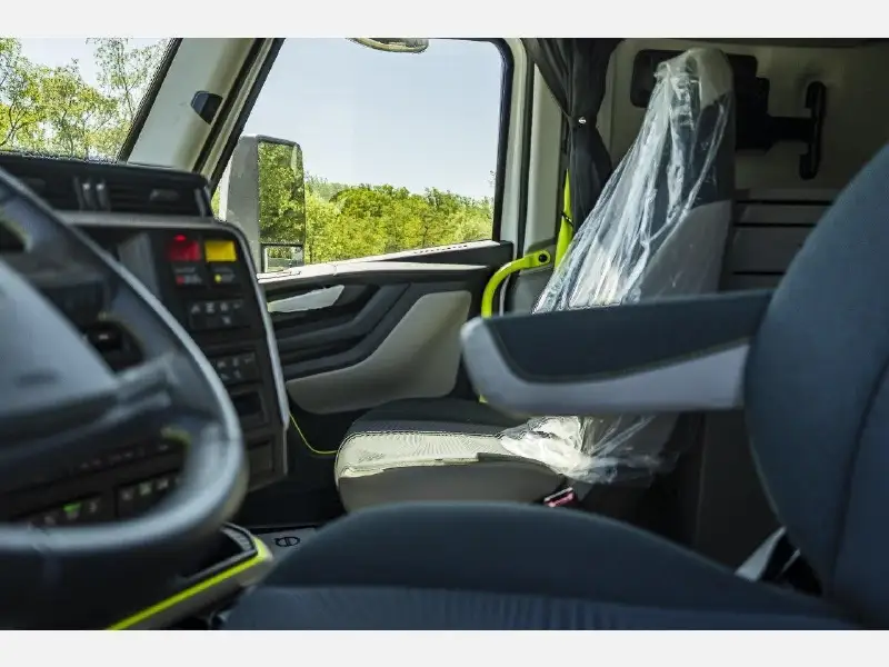 2025 VOLVO VNL64T860