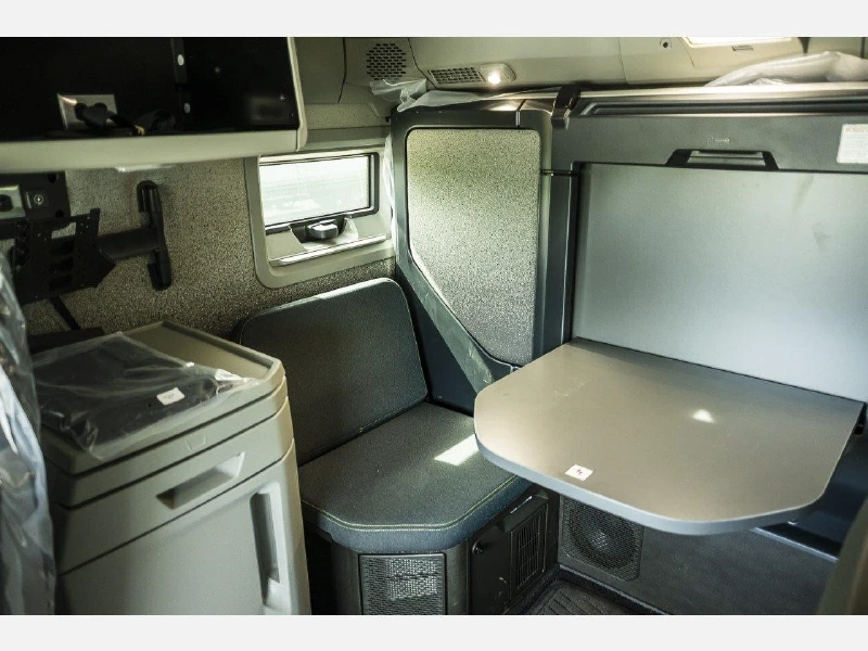 2025 VOLVO VNL64T860