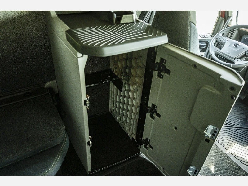 2025 VOLVO VNL64T860