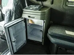2025 VOLVO VNL64T860