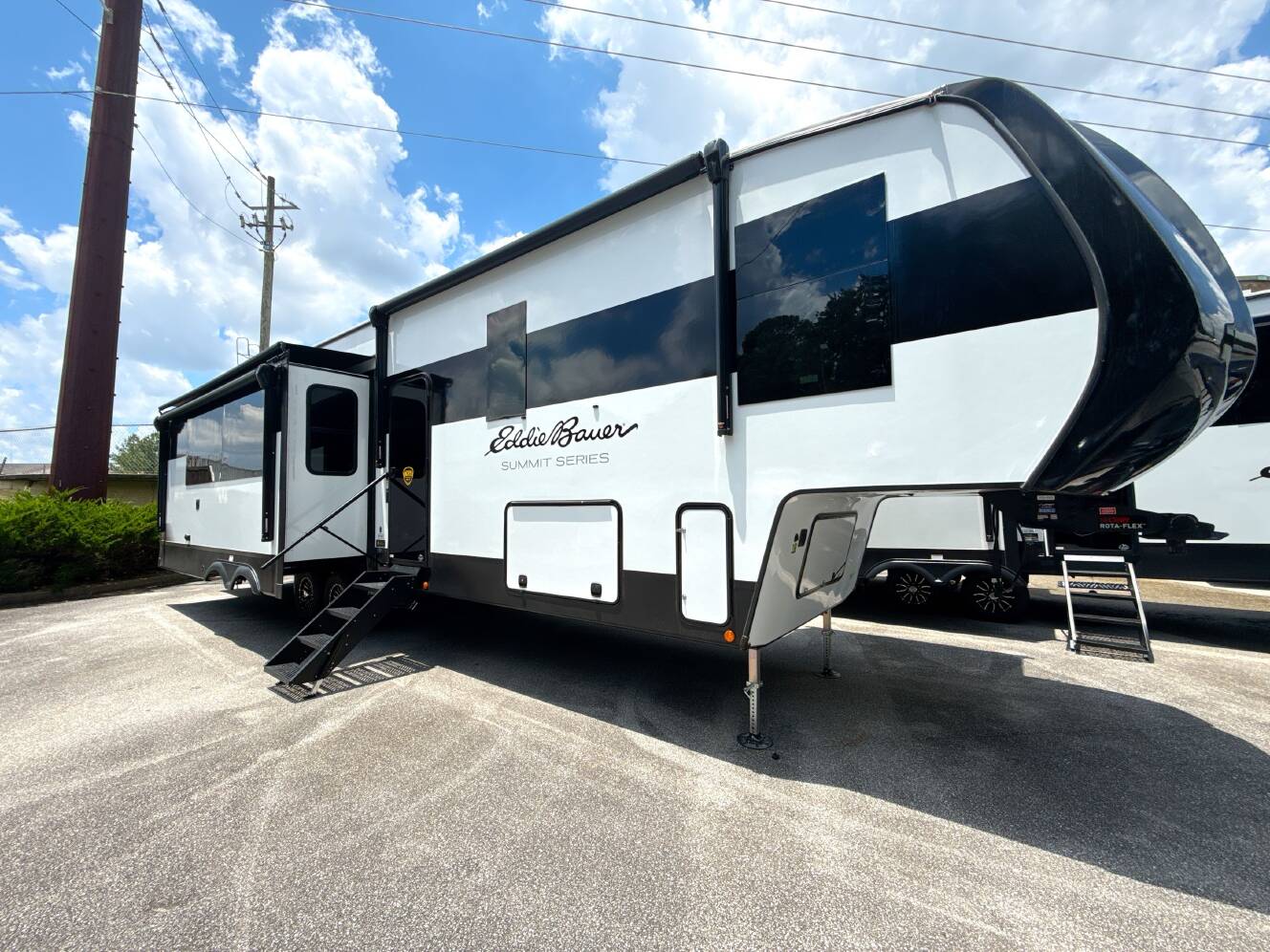 A photo of this 2027 Dutchmen EDDIE BAUER SUMMIT 3511RK