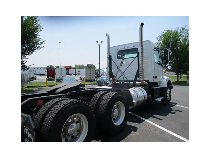 2018 VOLVO VHD64FT300
