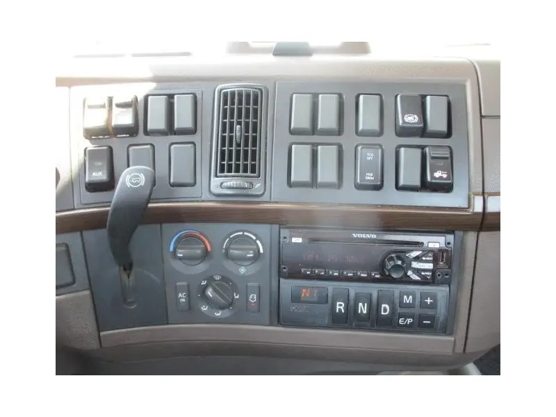 2018 VOLVO VHD64FT300