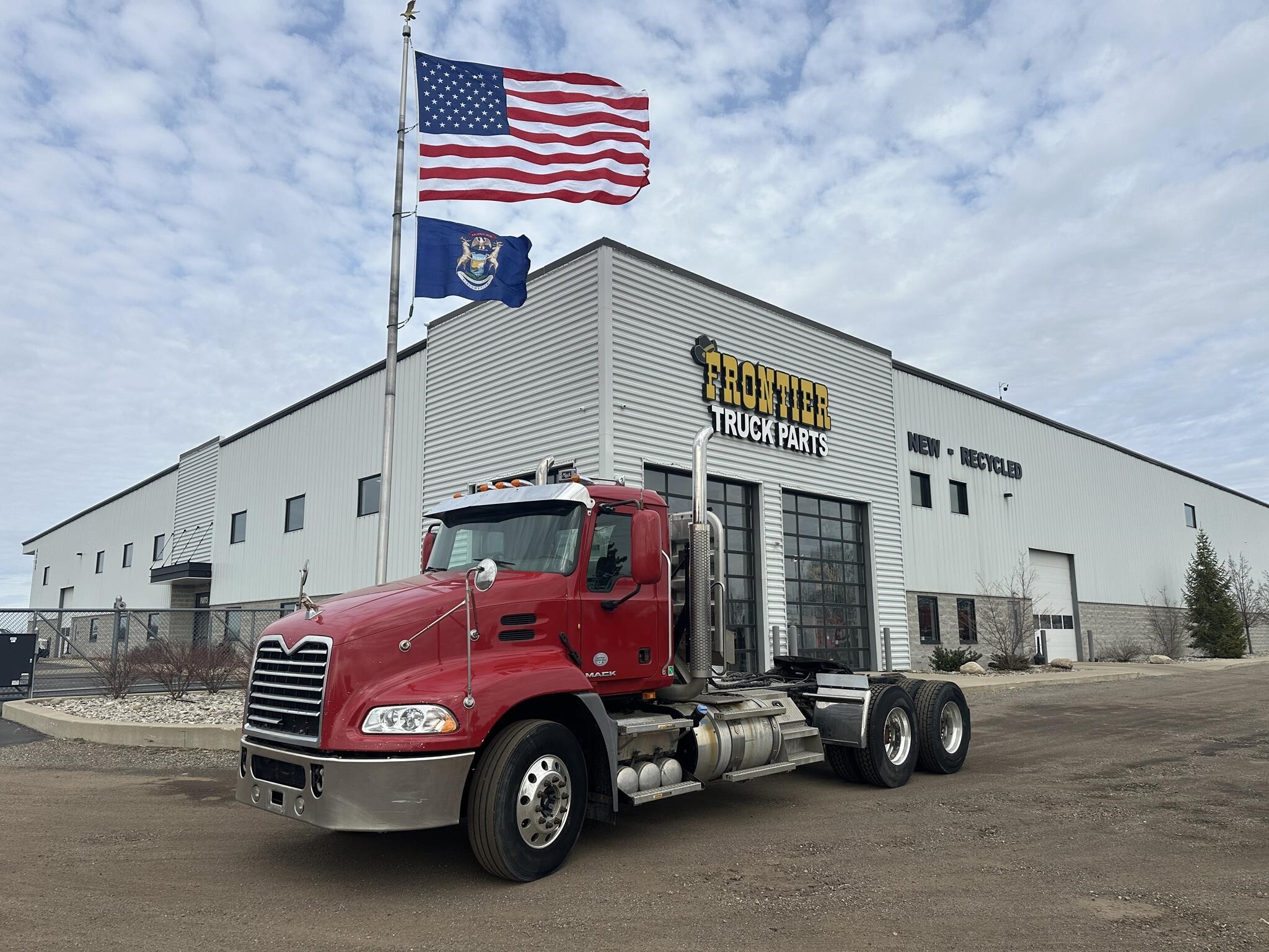 2014 MACK PINNACLE CXU613 in Dorr, MI