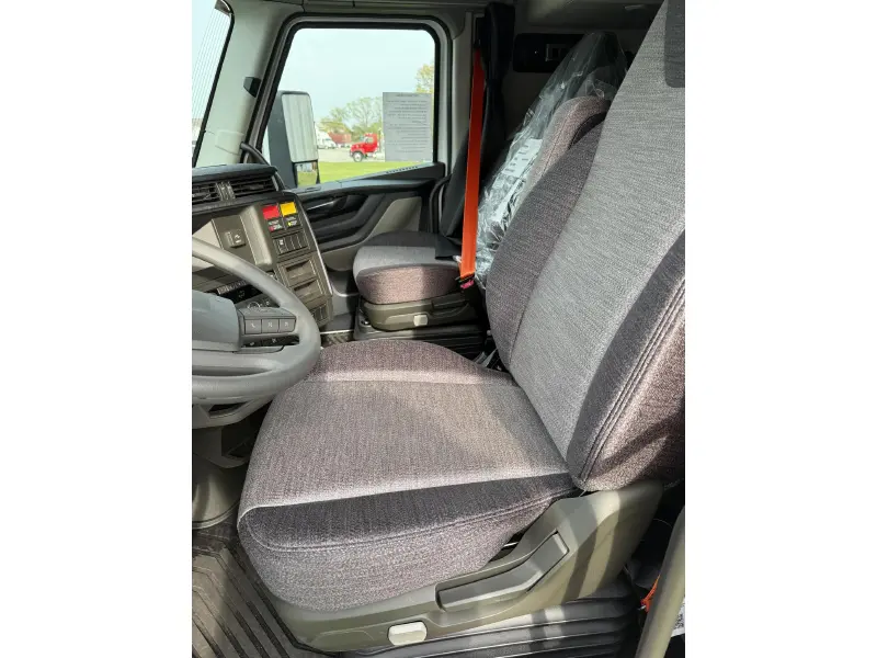 2027 VOLVO VNL64T860