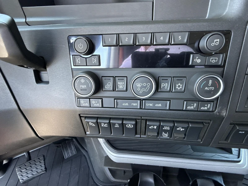 2027 VOLVO VNL64T860