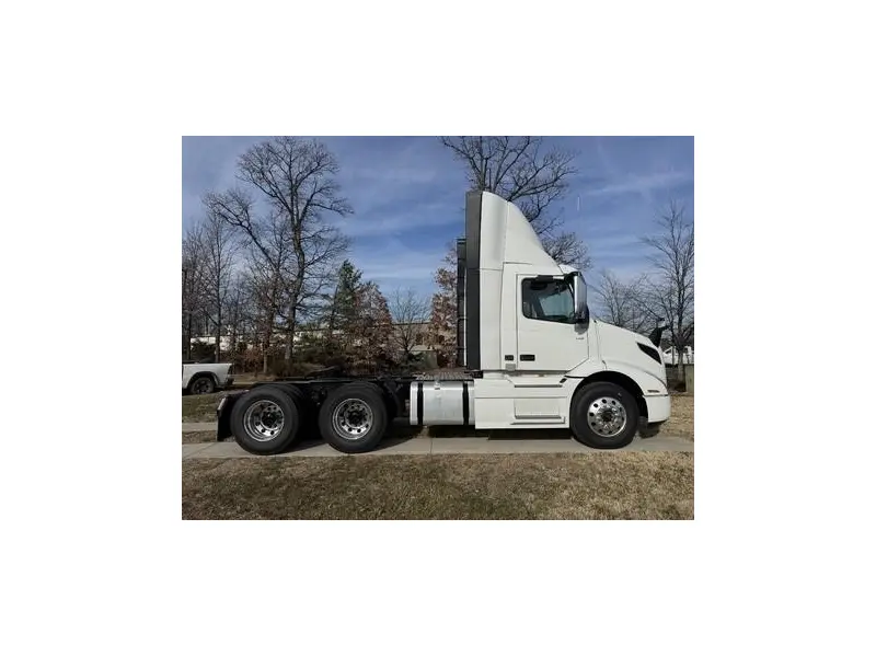 2026 VOLVO VNR64T300