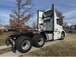2026 VOLVO VNR64T300