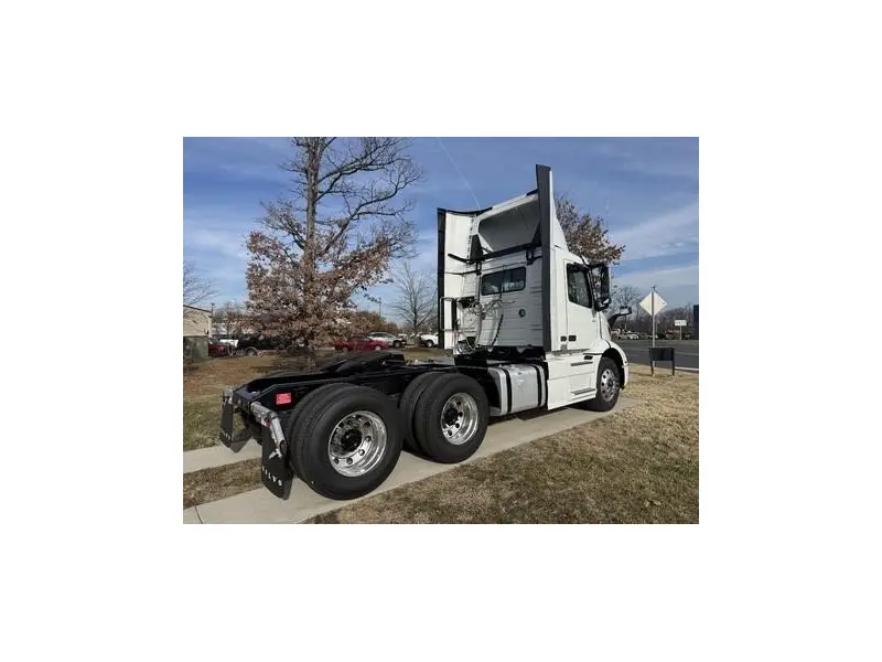 2026 VOLVO VNR64T300