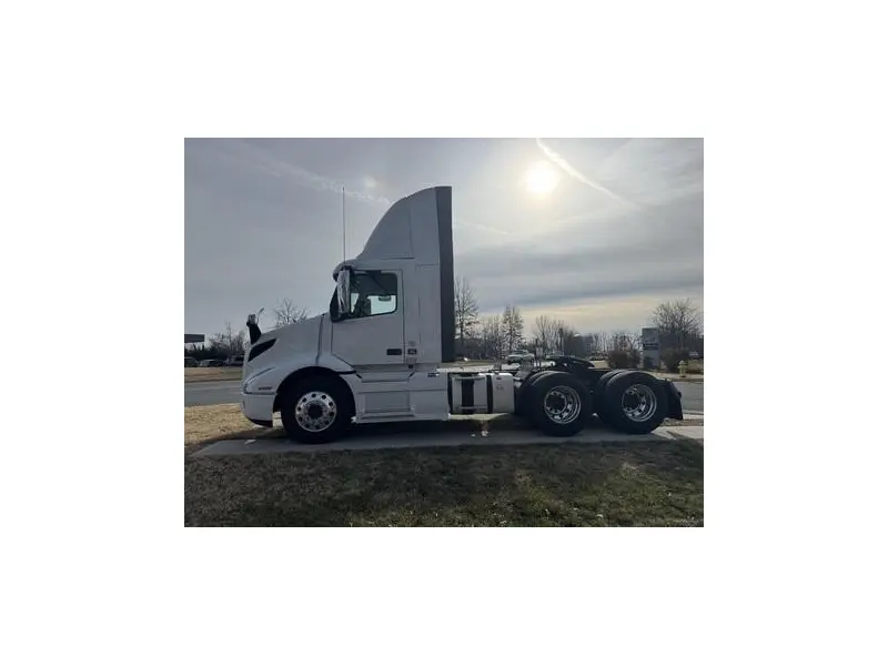 2026 VOLVO VNR64T300