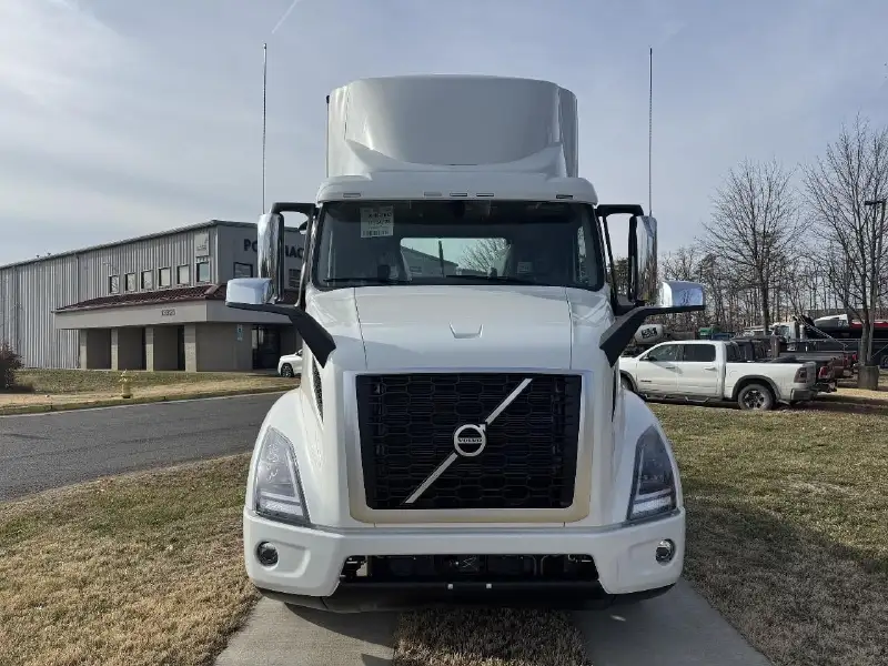 2026 VOLVO VNR64T300