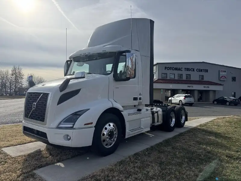 2026 VOLVO VNR64T300