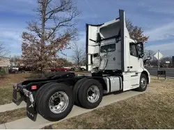 2026 VOLVO VNR64T300