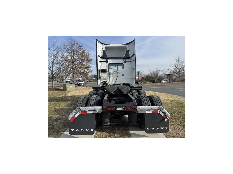 2026 VOLVO VNR64T300