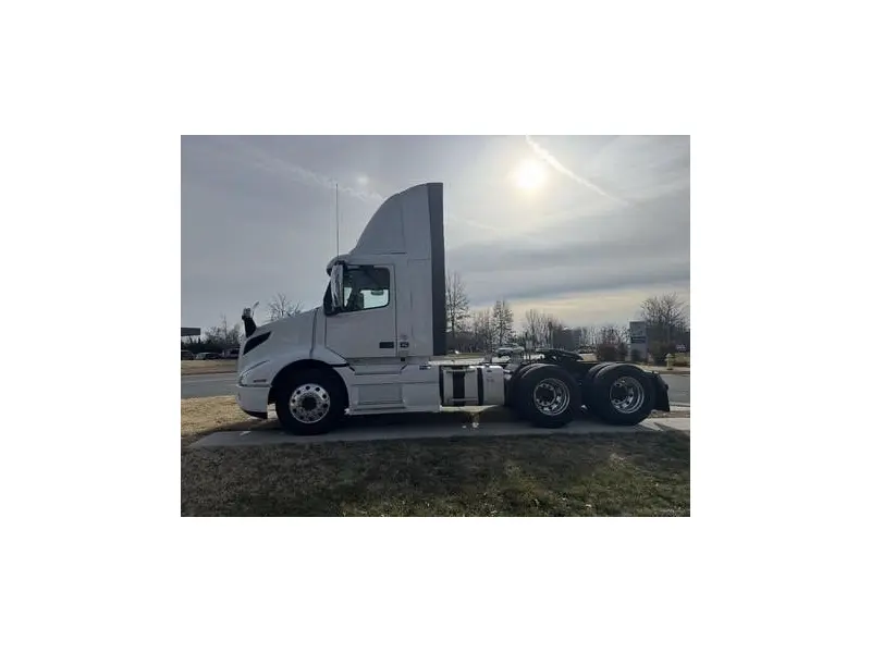 2026 VOLVO VNR64T300