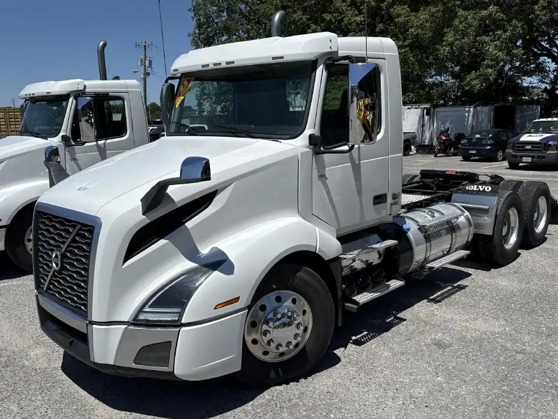 2023 VOLVO VNL64T300