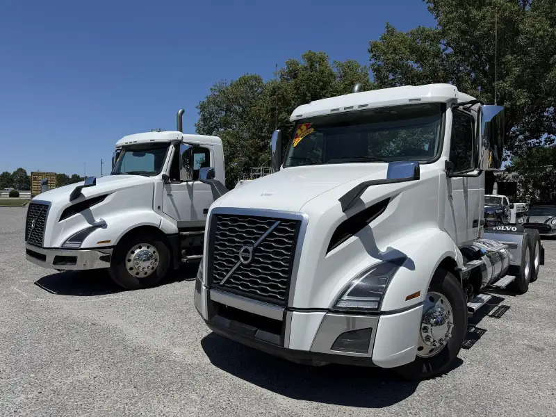 2023 VOLVO VNL64T300