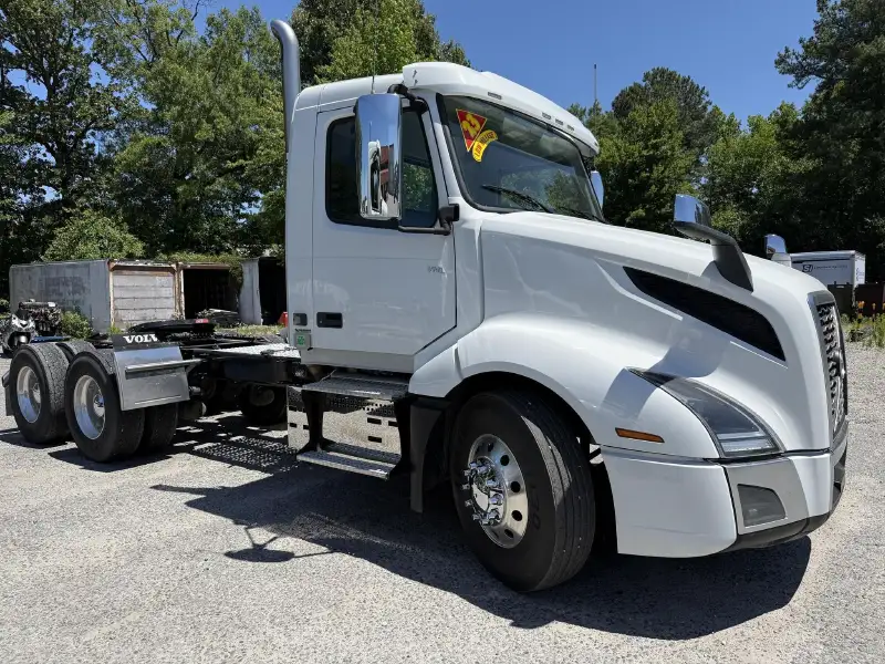 2023 VOLVO VNL64T300
