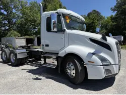 2023 VOLVO VNL64T300