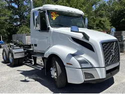 2023 VOLVO VNL64T300