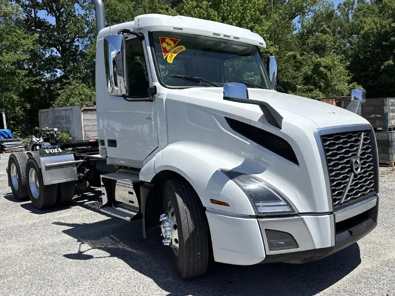 2023 VOLVO VNL64T300