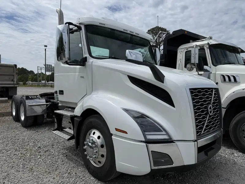 2023 VOLVO VNL64T300