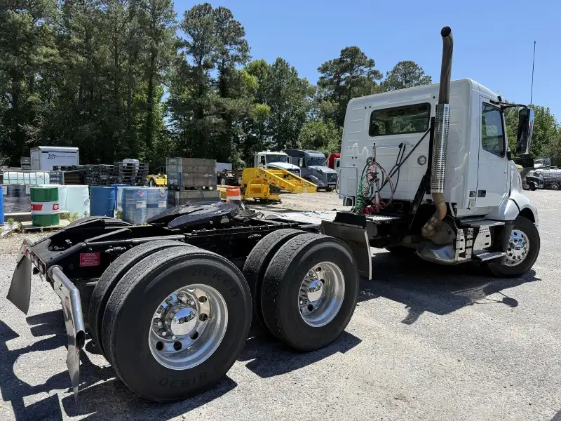 2023 VOLVO VNL64T300