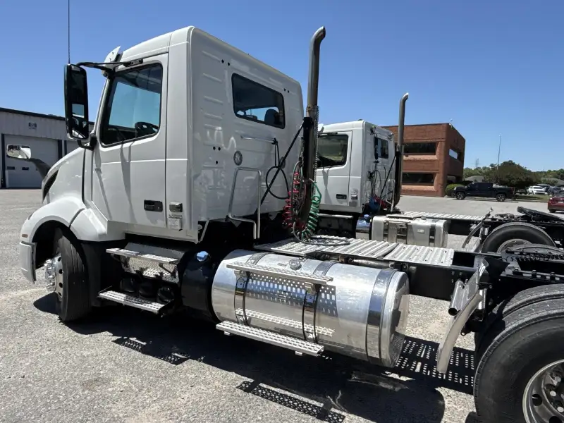 2023 VOLVO VNL64T300