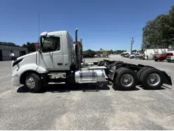 2023 VOLVO VNL64T300