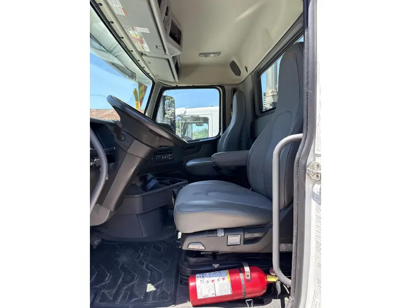 2023 VOLVO VNL64T300