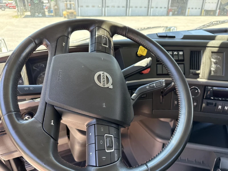 2023 VOLVO VNL64T300