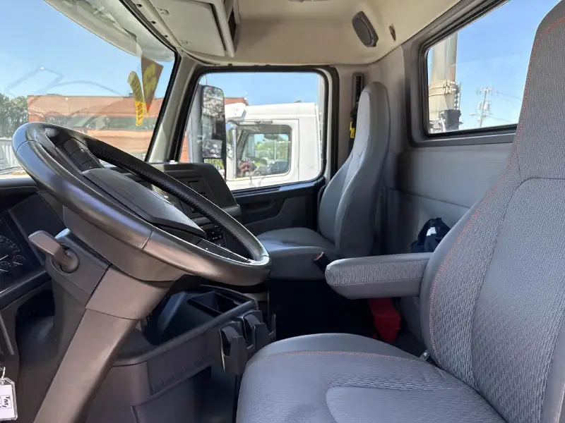 2023 VOLVO VNL64T300