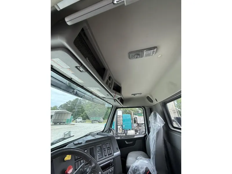 2023 VOLVO VNL64T300