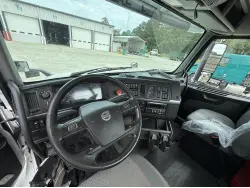 2023 VOLVO VNL64T300
