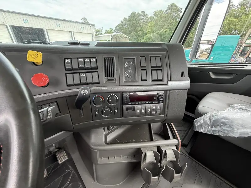 2023 VOLVO VNL64T300