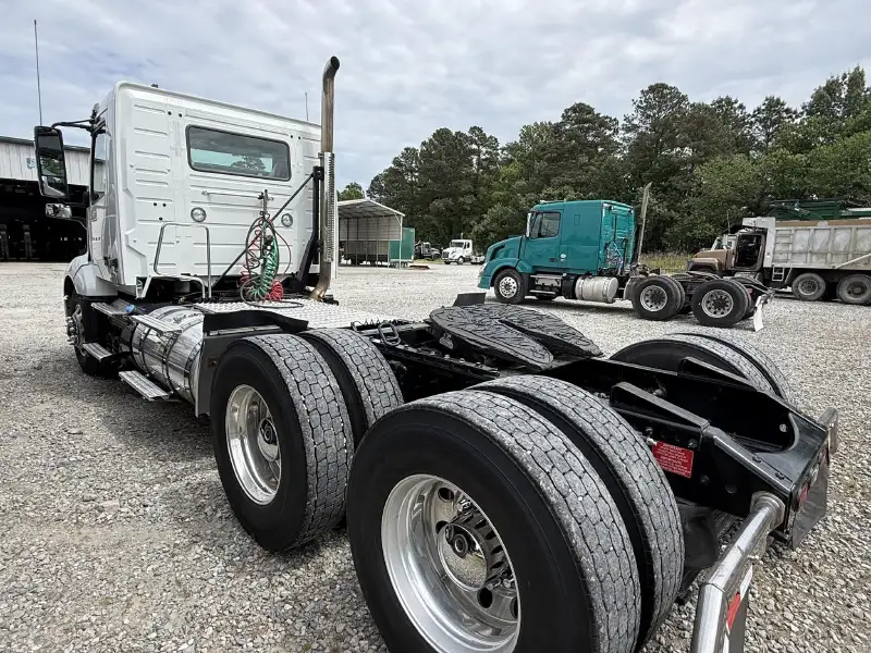 2023 VOLVO VNL64T300