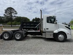 2023 VOLVO VNL64T300
