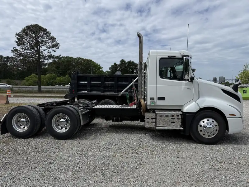 2023 VOLVO VNL64T300