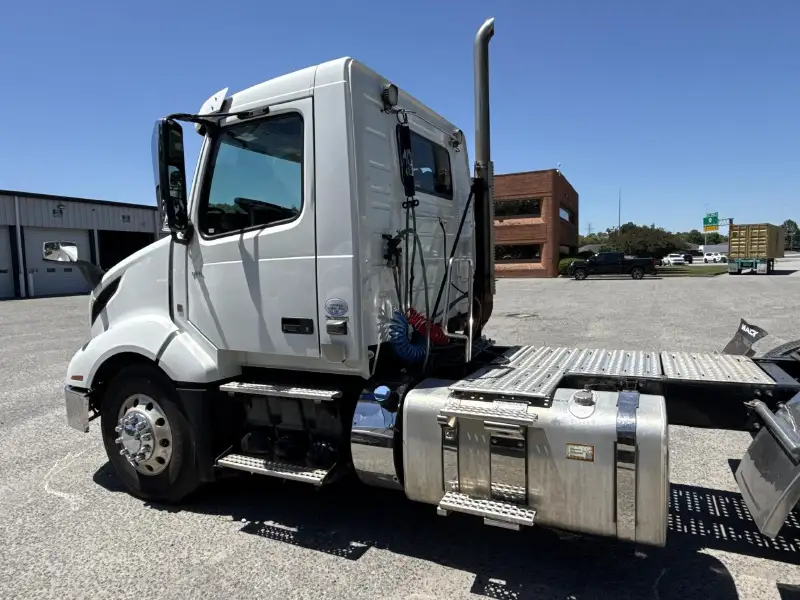 2022 VOLVO VNL64T300