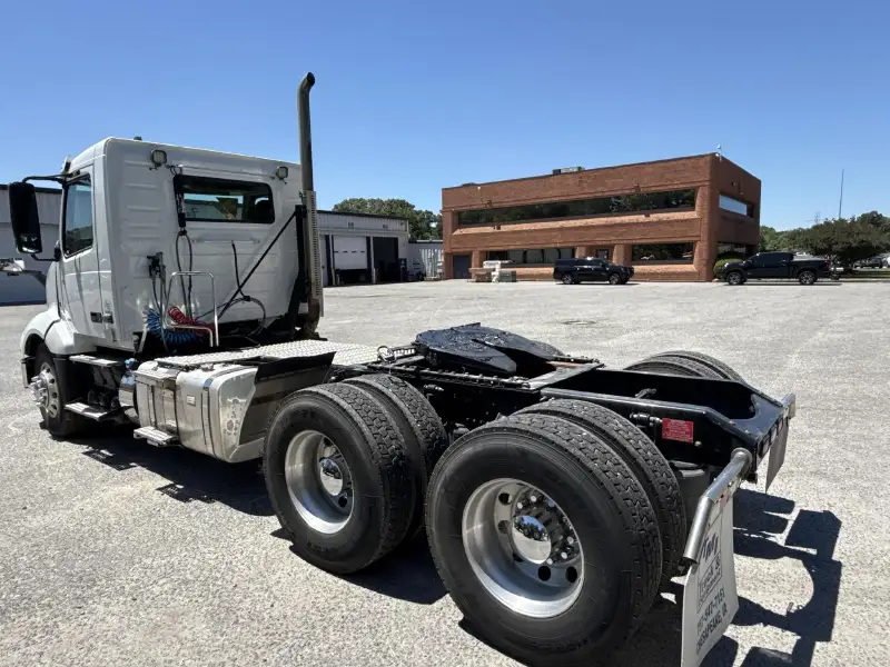2022 VOLVO VNL64T300