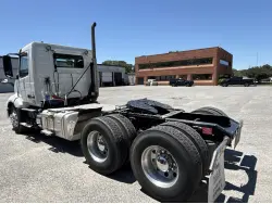 2022 VOLVO VNL64T300