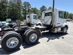2022 VOLVO VNL64T300