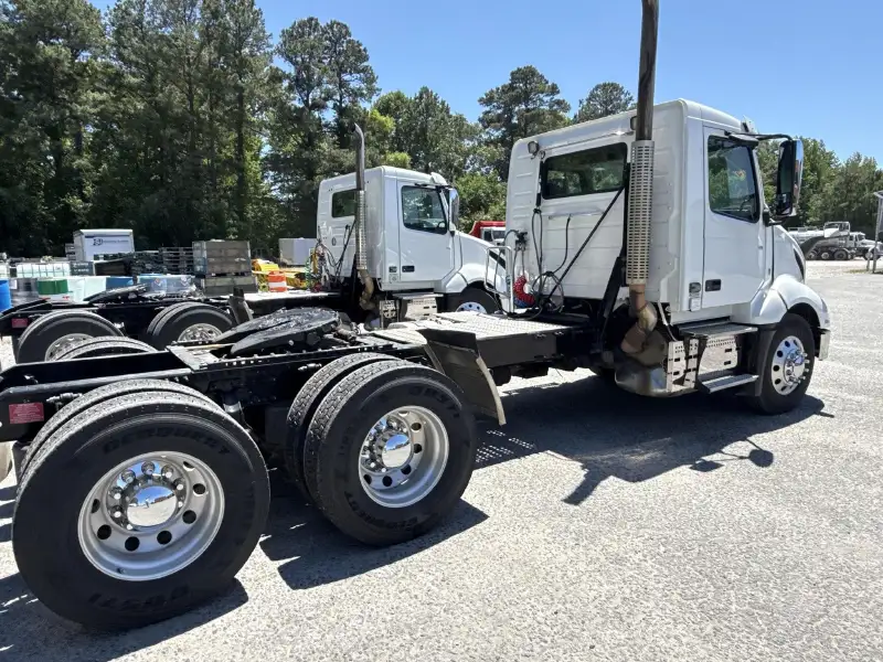 2022 VOLVO VNL64T300