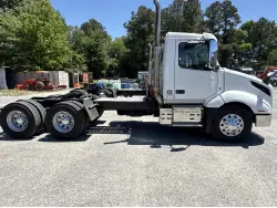 2022 VOLVO VNL64T300