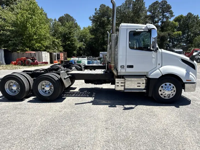 2022 VOLVO VNL64T300