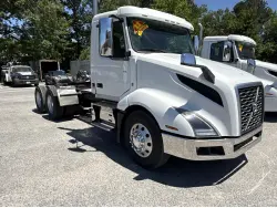 2022 VOLVO VNL64T300