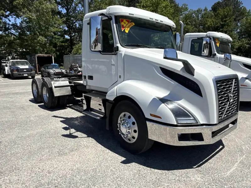 2022 VOLVO VNL64T300