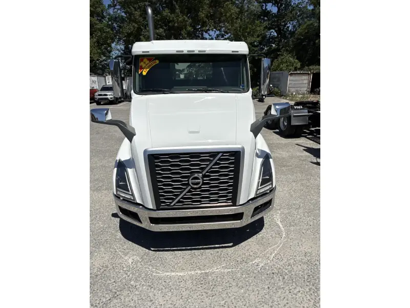 2022 VOLVO VNL64T300